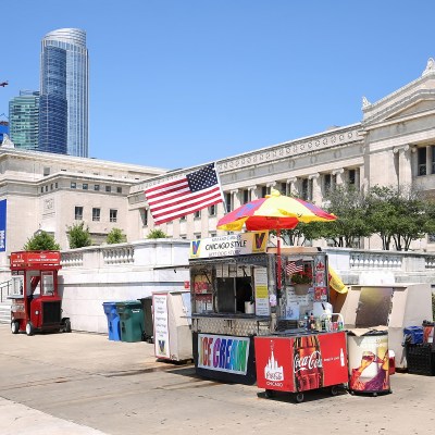 Hot Dog vendor selling in front of the Chicago Museum of Science