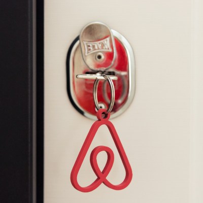 Key with Airbnb logo in a door.