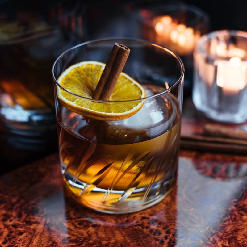 A cocktail with a lemon slice.