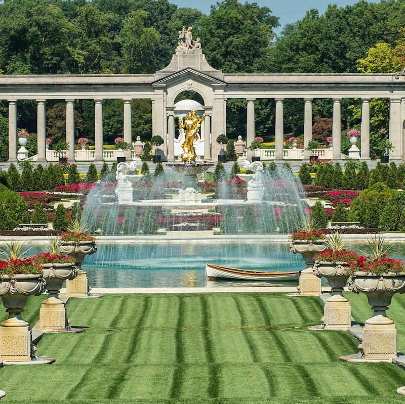 A fountain and manicured lawn at Nemours Estate.