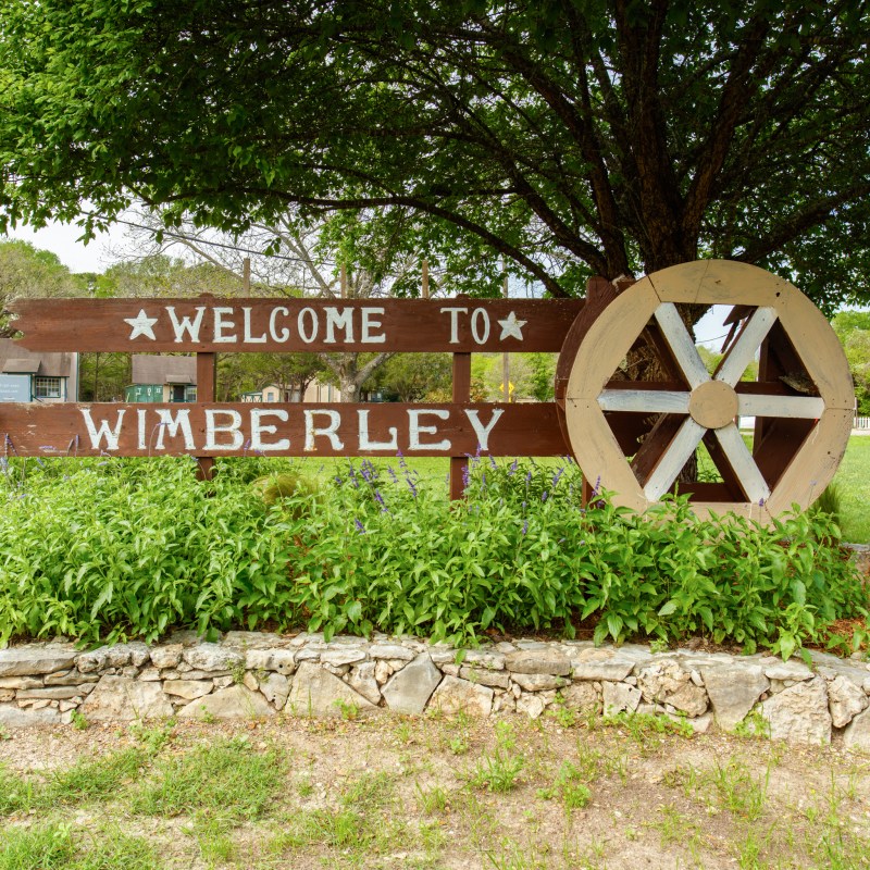 A sign welcoming visitors to Wimberley, Texas.