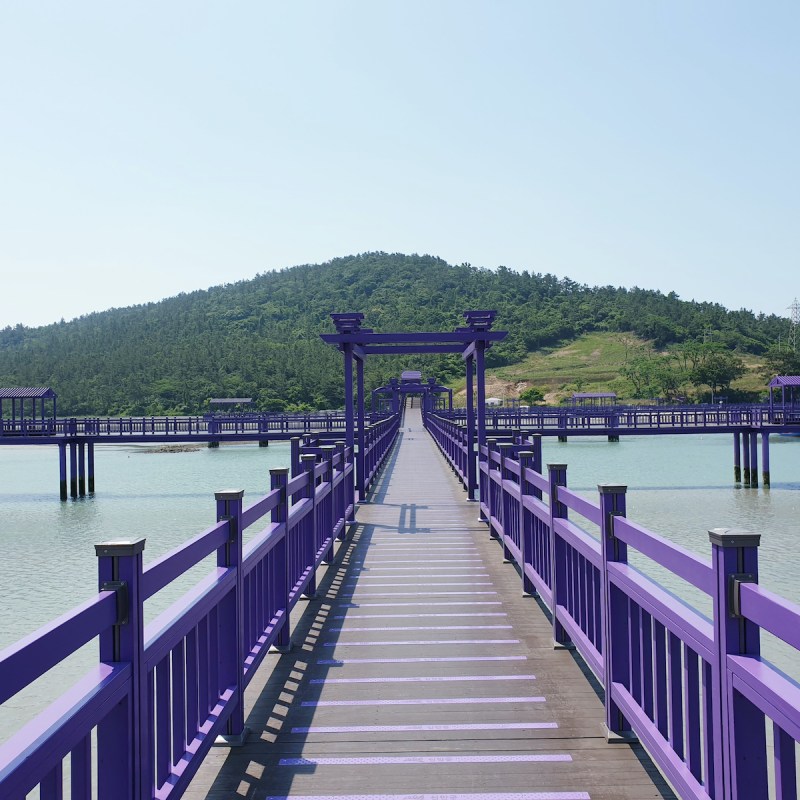 The bridge leading to Banwol Island.