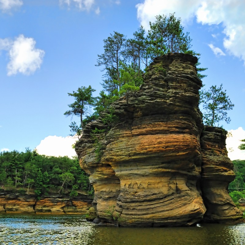 A river view of the tourist attraction of Wisconsin Dells sandstone formation.