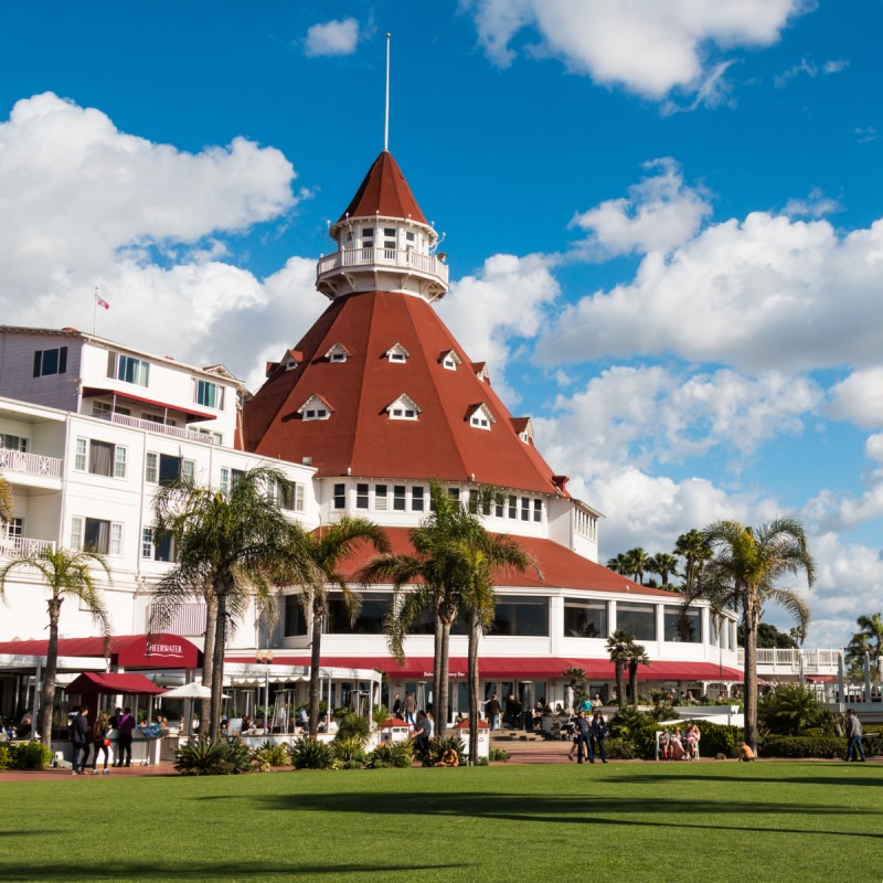 The courtyard and main building of the Hotel del Coronado.