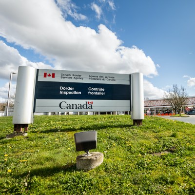 Canadian border inspection sign