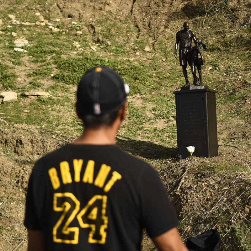 bronze sculpture by artist Dan Medina, depicting Kobe Bryant, daughter Gianna Bryant