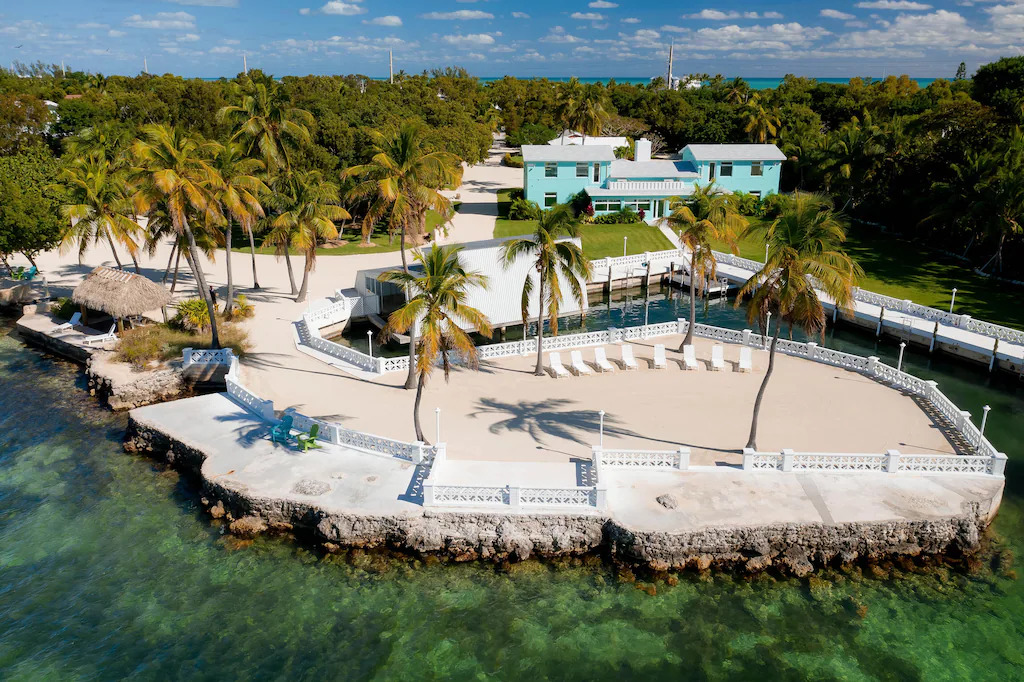 Aerial shot of turquoise waterfront vacation rental in Islamorada