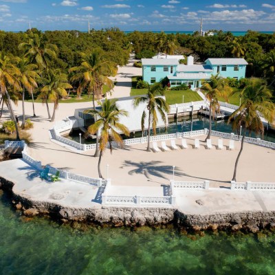 Aerial shot of turquoise waterfront vacation rental in Islamorada