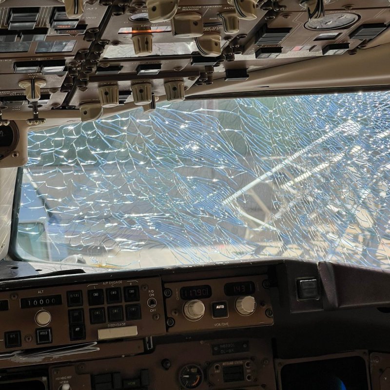 shattered Delta windshield forced to emergency land.
