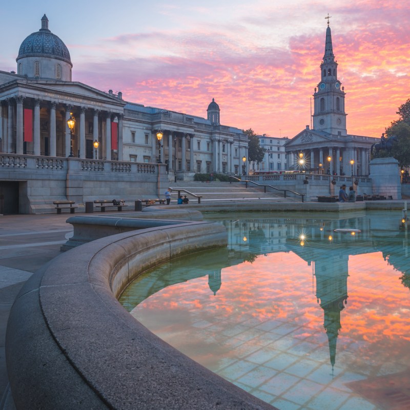 sunrise over The National Gallery with steeple reflecting in fountain