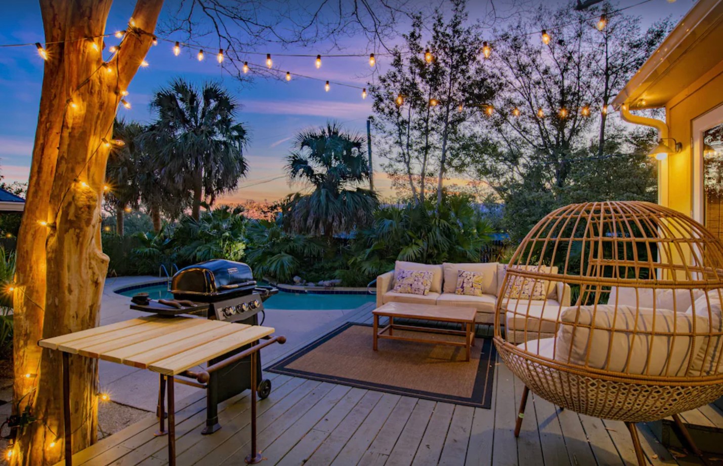 Tropical backyard of Pensacola Oasis Vrbo rental in Pensacola, FL