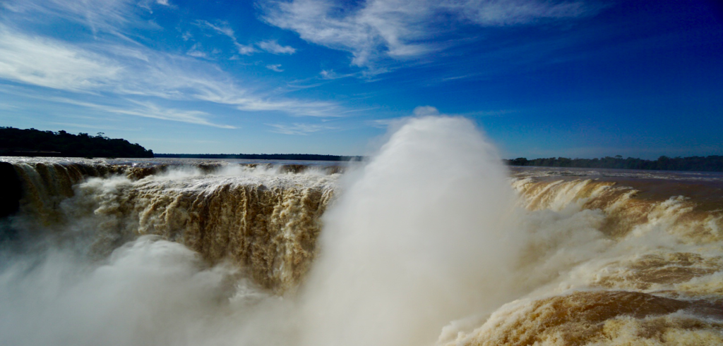 Devil's Throat waterfall convergence, Igazú Falls, Argentina.