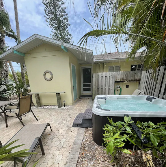 Freestanding Cottage In Northern Longboat Key