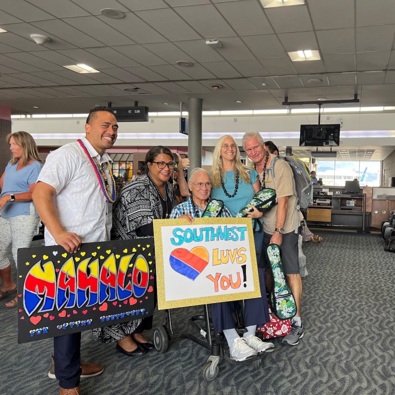 Passengers are welcomed in Hawaii with their ukuleles