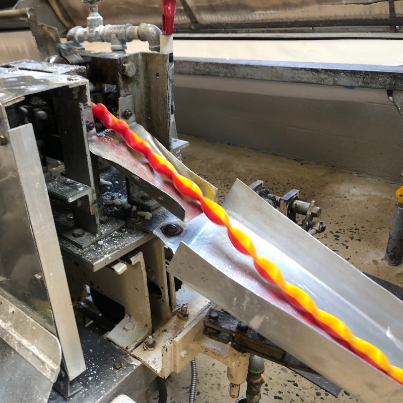 The ribbon machine crimping candy