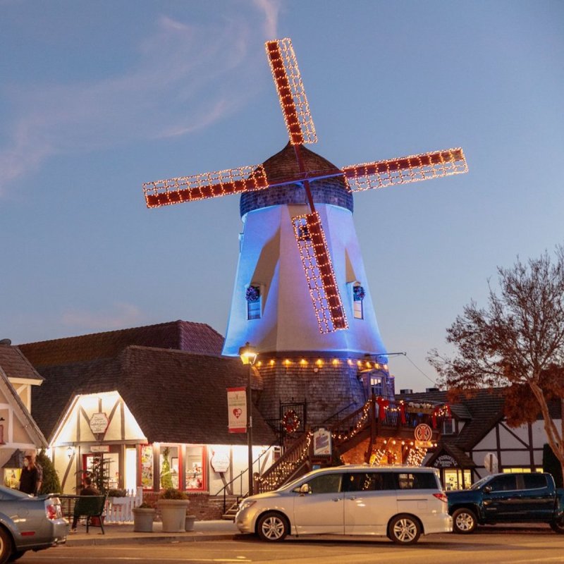 A charming street in Solvang during Julefest