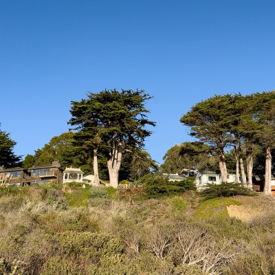 Elk Cove Inn perched above the beach