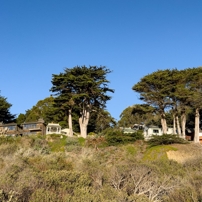 Elk Cove Inn perched above the beach