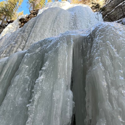 A wall of ice at Maligne Canyon