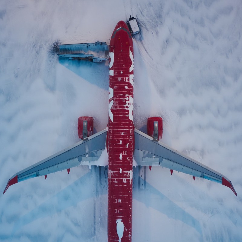 PLAY airplane in the snow
