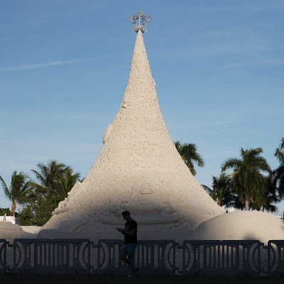 "Sandi," West Palm Beach's 700-ton Christmas tree made of sand