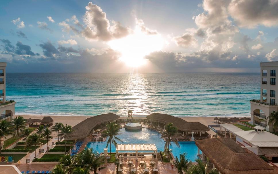 Building view of Marriott Cancun Resort