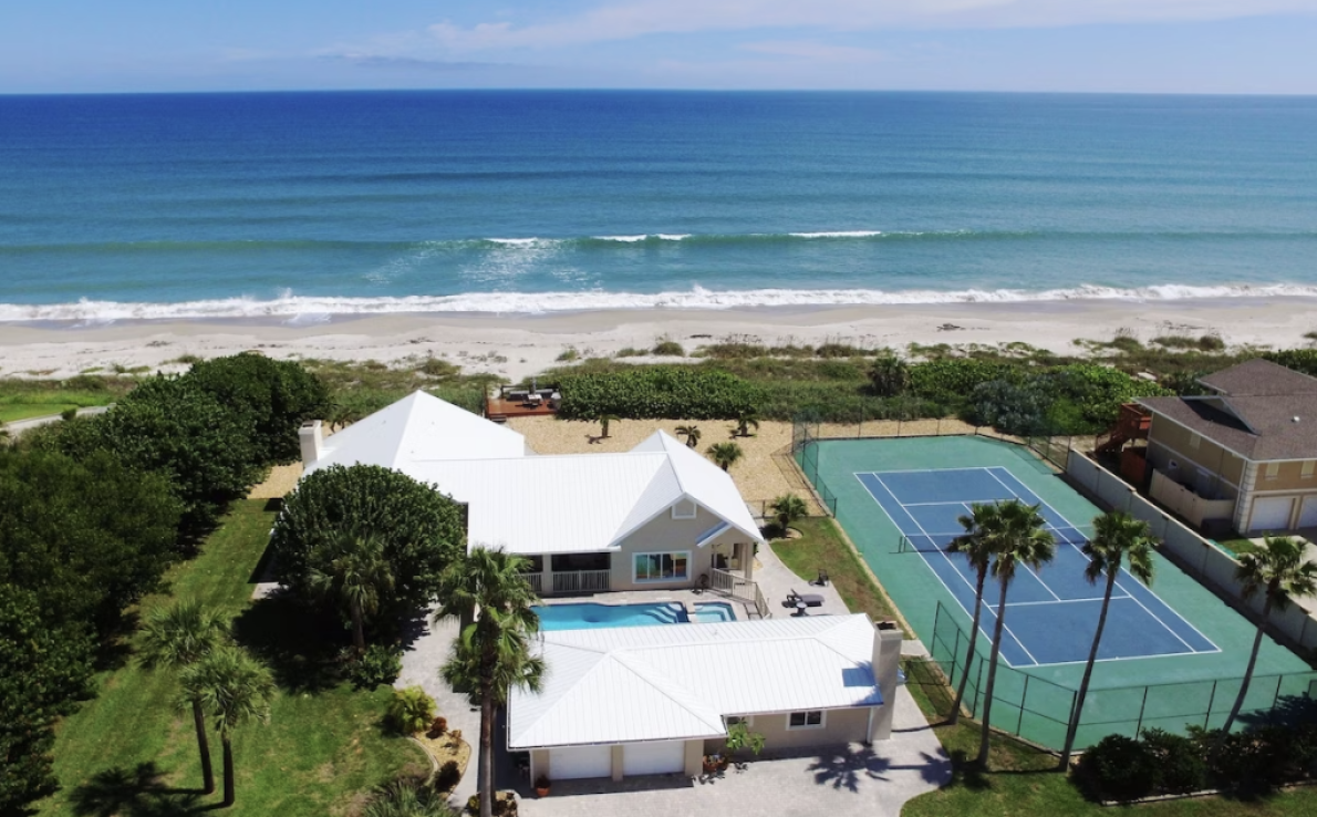 Building view of the Golden Sands Emerald