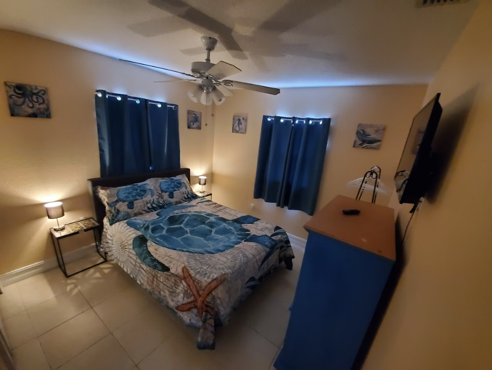  View of the bedroom of the Cozy Pool Paradise