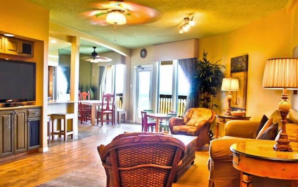 Living room view of Port Royal Ocean Resort & Conference Center