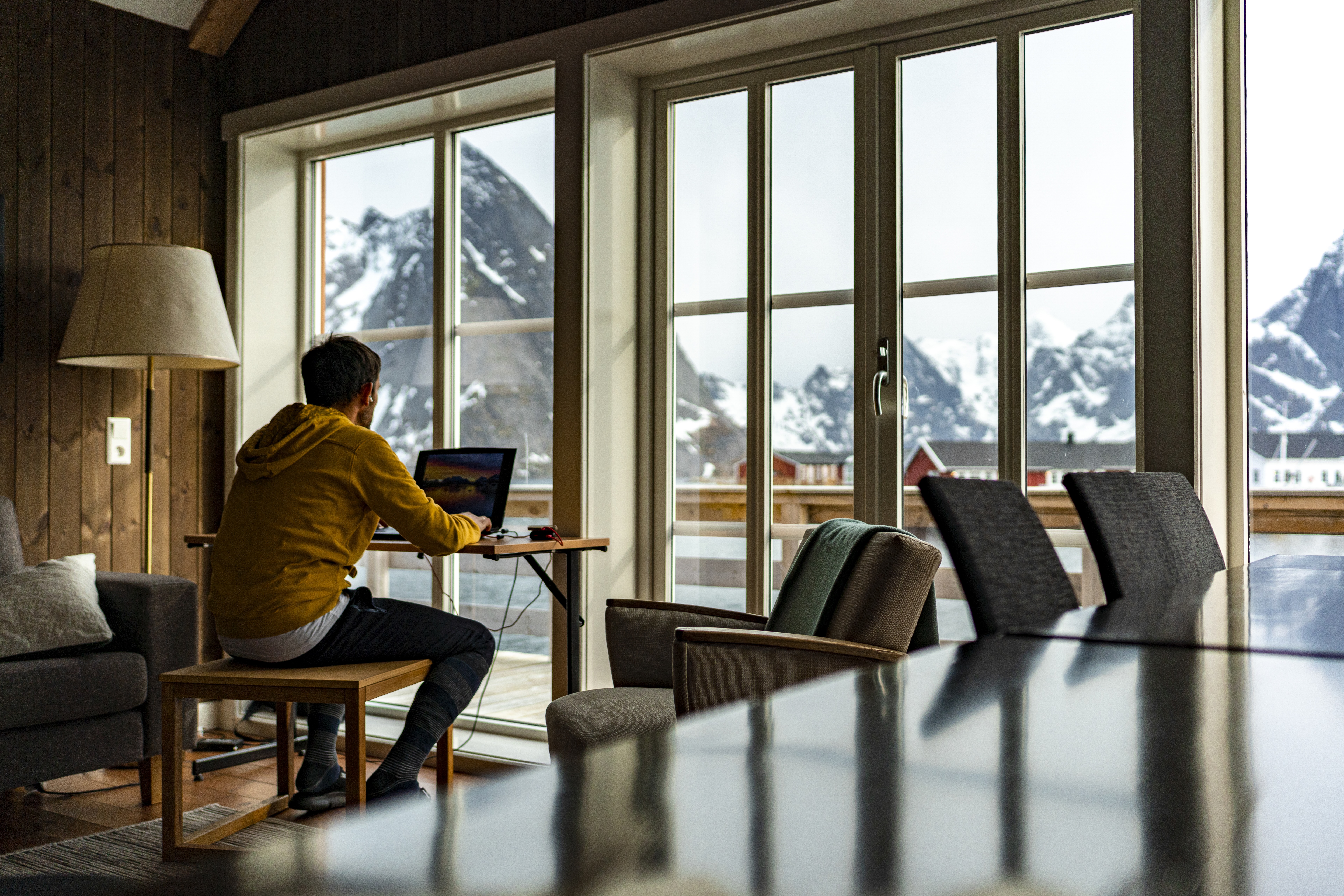 What's the Difference Between Digital Nomads vs Remote Workers?